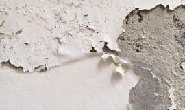 家里墙壁的墙面脱了好大一块，求问是什么原因造成的？